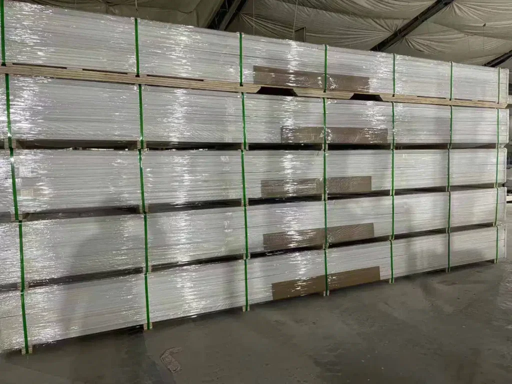 Packaging for primed pine moulding